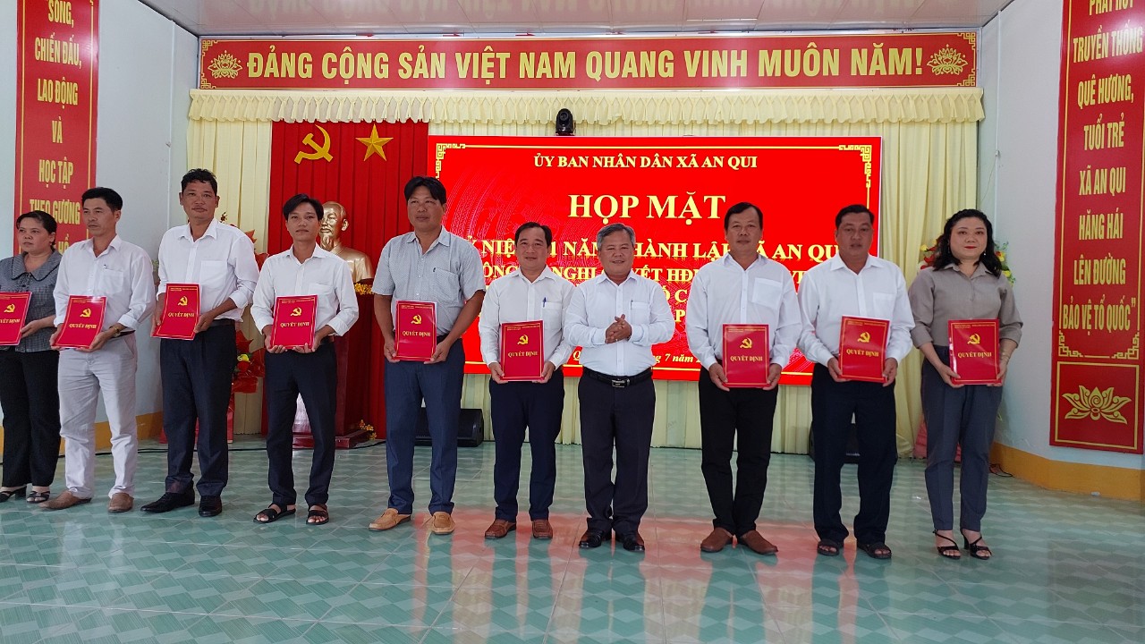 XÃ AN QUI HỌP MẶT KỶ NIỆM 01 NĂM THÀNH LẬP XÃ, CÔNG BỐ NGHỊ QUYẾT SẮP XẾP CÁC ẤP VÀ QUYẾT ĐỊNH NHÂN SỰ CẤP ẤP