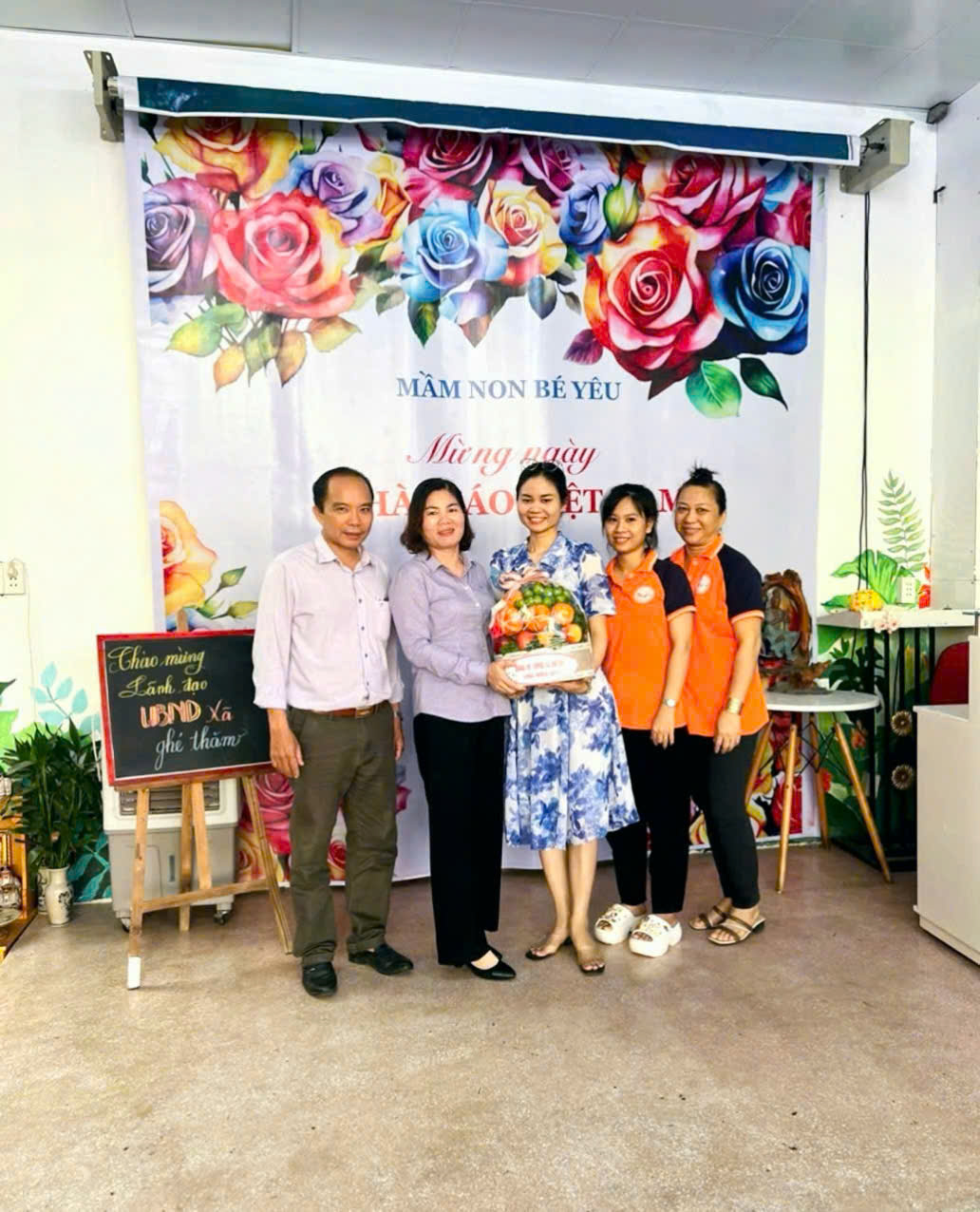 Lãnh đạo Ủy ban nhân dân xã An Qui thăm các trường mầm non tư thục nhân Kỷ niệm 43 năm Ngày Nhà giáo Việt Nam